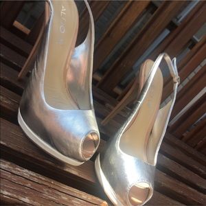 Peep toe silver pumps